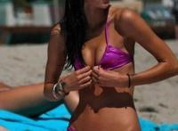 美女下面凹下为什么图：美女下面的白色液体