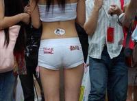 大腿中间凹进去是图片：美女下面的凹这种图片欣赏