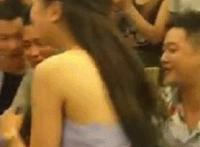 小男孩脱完裤子视频：小孩子学校里搞基视频gif