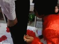 被两个男人夹在中间动态图片：两个男人上我该怎么办