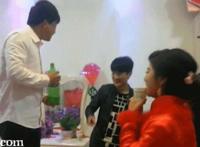 啊…啊…不要…夹死了：几个男人玩一个女的文