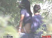 中学生情侣操场内亲热：情侣打野战 少女来不及图片欣赏