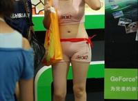 阴沟最明显的女人图片：紧身裤凹凸尴尬图片