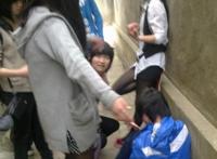 女生给女生下跪磕头图片：给女生磕头叫妈的视频