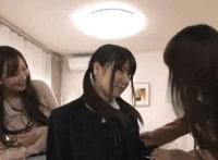 他埋头在我腿间舔：美女自己抠流水图