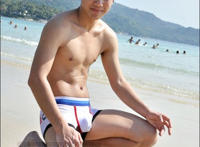 高中男生的遗精后内裤图片：高中男生校裤硬起