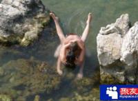 女朋友两个老外睡过：和老外刺激图片