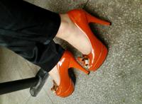 黑色高跟鞋打胶：直播顺鞋打胶，女朋友的过膝靴打胶