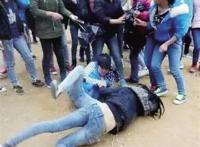 90后女学生打架扒衣图片：女生打架扒衣没马赛克，女生打架扒衣视频高清