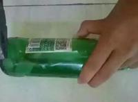 男子啤酒瓶做钻石图片