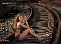 欧美裸体美女真阴真胸：外阴放大艺术