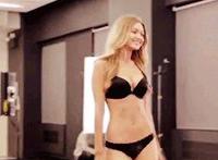 两个女人和一个男人：男人的干那个事的视频动态图