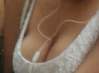 公共汽车上的最新顶臀图片：猥琐男公交女配合顶臀?