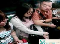 咸猪手狂顶臀配合视频：男子紧贴女乘客图片
