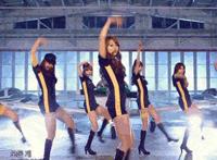 三人女上男下动态图：欧美情侣床上恩爱图片