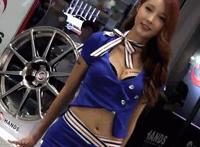 一个女人下蛋的动态图：1个女人和32个男人