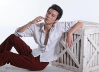 巨茎帅哥图片欣赏：李浩宁大家伙巨牌图片