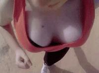 男生舔女生的奶视频动态图：女生第一口奶