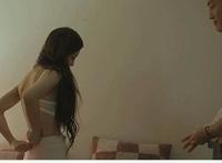 己为人妻的老同学13p：上课发现女同学夹桌子