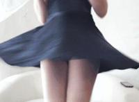 男友舔我的一天口述：妹妹掀开裙子让我添