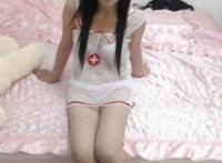 女生坐在男生大腿上：初中女生帮男生喂奶