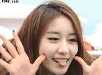 舔奶门动态图片：老公吃老婆三年奶水了