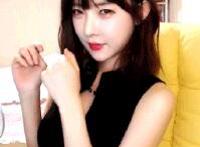 美女往男人吐口水视频：喝口水的网站视频，吃女生吐出来的口水