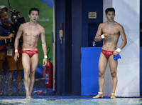 陈艾森好大一包图片：运动裤好大一包