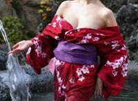 一个女人和四个男人图片：一天晚上跟两个男人睡