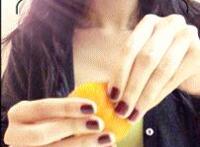 女生坐在男生大腿上动态图：女生坐在男生大腿上插