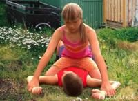 女生坐在男生大腿上的视频：骑坐在男友腿上被吸胸