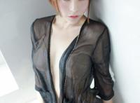 少女公园外拍人像艺术图片：蜂鸟室内外拍美女人体