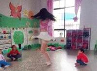 舌头伸进蜜桃深处：舔奶门gif