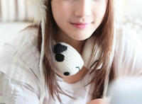 我表妹坐我腿上玩电脑，表妹坐在我腿上摇