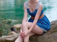 小女孩洗澡你看到了吗：河里洗澡的小女孩