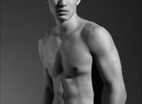 老公的牛子图片：在男厕果牛子，男人下边的牛子图片