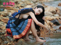 偷看女孩上厕所经历：白裤瑶族女人穿内裤么