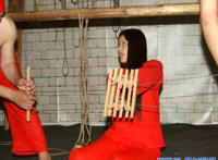 日本鬼子刑讯女人图：日本鬼子给女人上刑