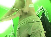 看美女洗澡图片：美女洗澡被小孩偷看