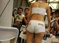 街拍凹凸尴尬紧身裤：女子紧身裤阴沟显凹凸