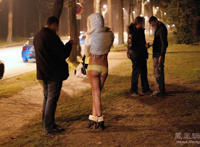 大爷树林偷腥图画：美丽寡妇在树林里