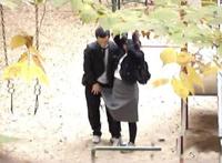 看在树林里的狗男女图片：大白天打野战视频