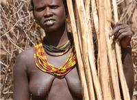 非洲原始部落4视频播放：原始部落母乳喂养图片