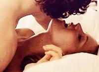 半夜起来给老公吃奶图：男人吃女人奶舒服吗?