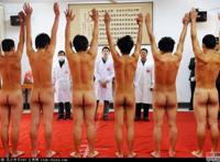 男人军检裸检视频：男生体检裸检图