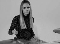 男女第一次缺经验 视频：第一次进不去,手能进