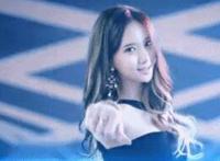 女生蹲着上厕所尿照片：优衣库试衣间全视频