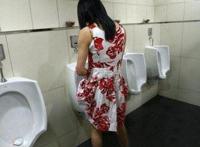 农村厕所不分男女尴尬：男女共用的露天厕所
