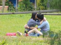 中学大白天公园打野战：大白天打野战视频