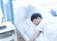 杨洋发烧打针趴着图片